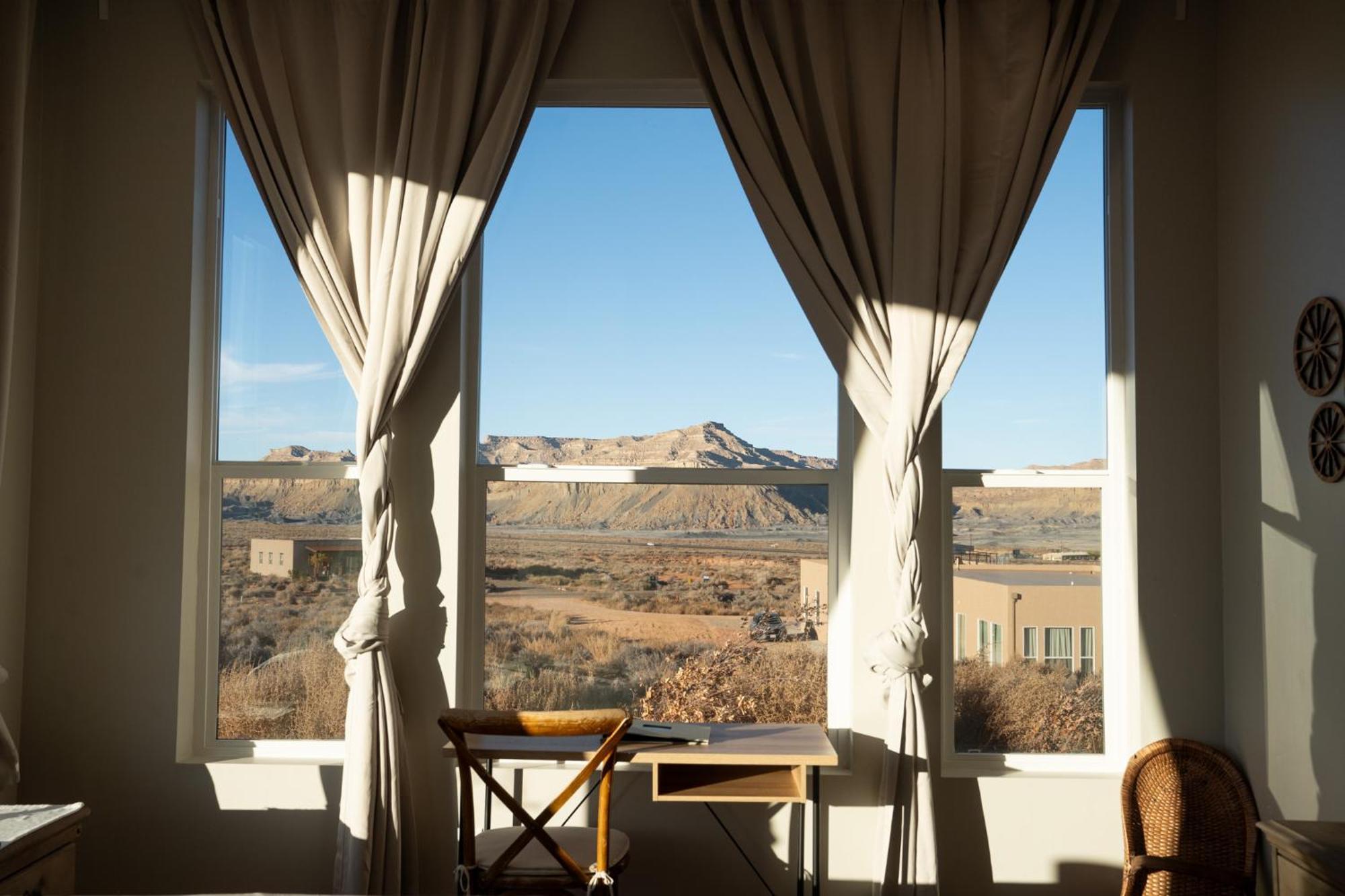 Page Arizona Border Town- Grand Serenity Room With Mesa Views Биг Уотър Екстериор снимка